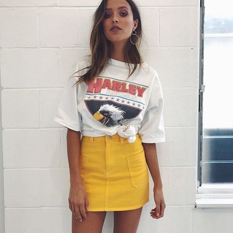 Short Amarillo Outfit, Yellow Mini Skirt Outfit, Potato Corner, Yellow Denim Skirt, Short Skirts Outfits, Yellow Mini Skirt, Inspirational Outfits, Yellow Denim, Denim Skirt Outfits