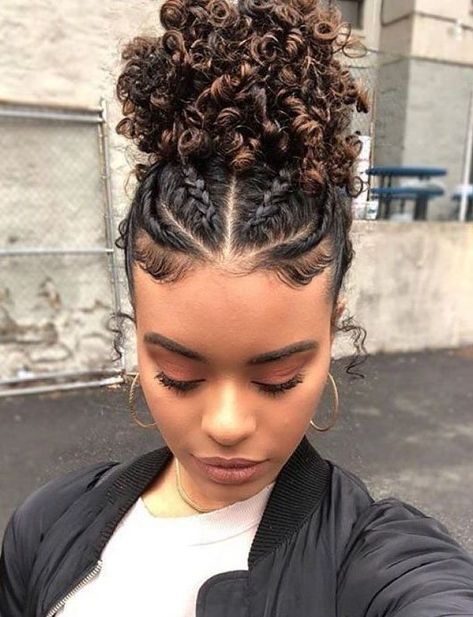 19 Lindos peinados fáciles ideales para cabello rizado Hairstyles Aesthetic, Cute Curly Hairstyles, Natural Curls Hairstyles, Hairdos For Curly Hair, Peinados Fáciles Para Cabello Corto, Natural Hair Styles Easy, Curly Girl Hairstyles, Penteado Cabelo Curto, Curly Girl