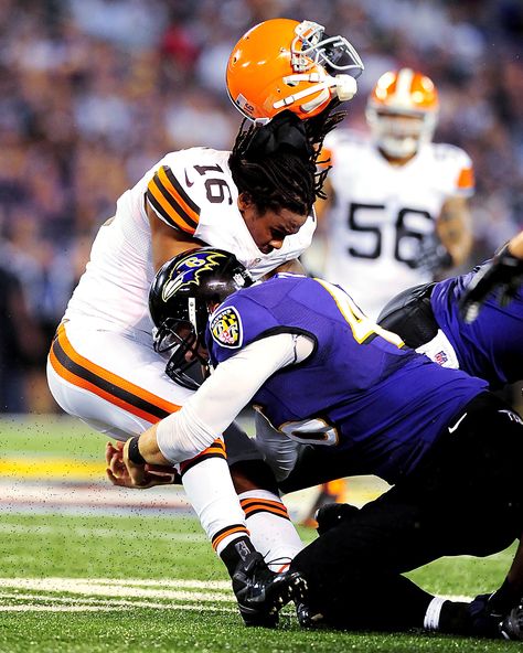 Football Hits, Ravens Logo, Football Poses, Cleveland Browns Logo, Brain Injuries, Nfl Football Pictures, Super Bowl Nfl, Ravens Football, Nfl Photos