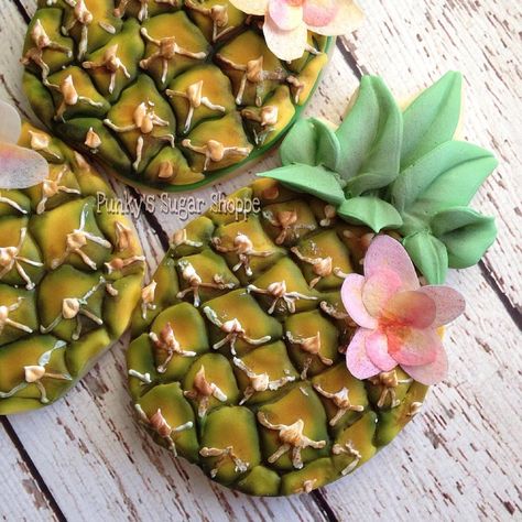 Luau Food, Pineapple Cookies, Beach Cookies, Cookies Decoradas, Pineapple Birthday, Tropical Food, Crazy Cookies, Food Shapes, Summer Cookies