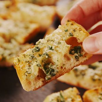 The secret to really good garlic bread is to keep it simple. And to use a lot of garlic—4 cloves for one loaf! Get the recipe at Delish.com #delish #easy #recipe #garlic #bread #homemade #dough #toast #spread #cheesy #garlicbread #quick #simple #video Easy Garlic Bread Recipe, Bread Garlic, Homemade Garlic Bread, Garlic Bread Recipe, God Mat, Idee Pasto Sano, Garlic Bread, Appetizers Easy, Homemade Bread