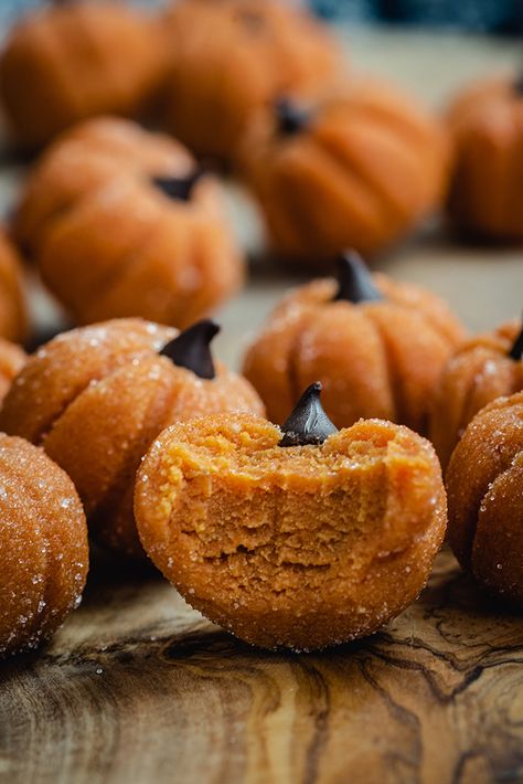 Want to bring your Fall treats to the next level? Don't look any further than these creamy Pumpkin Cheesecake Truffles, featuring all of the tastiest autumn flavors in adorable, bite-sized packages. Fall Snacks Recipes, Fall Pitch In Food Ideas, Autumn Sweet Treats, Pumpkin Halloween Treats, Pumpkin Truffles Recipe, Cute Fall Deserts, Autumn Treats Fall Desserts, Spooky Sweet Treats, Halloween Bars Dessert