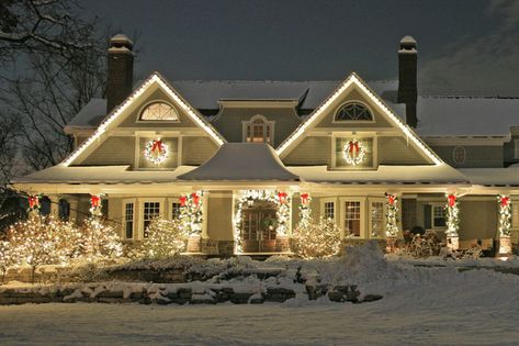 Christmas Lights For Roof, Hanging Christmas Lights On Two Story House, Craftsman House Christmas Exterior, White Christmas Lights Exterior, Exterior Lights Christmas, Christmas Lights On Roof Line, Holiday House Lights Outside, Christmas Lights Decor Outside, White Christmas Lights Outdoor House