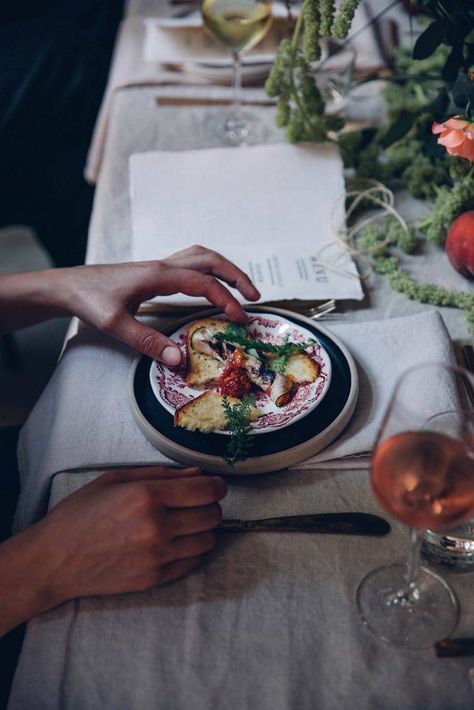 Dark Picnic Aesthetic, Garden Dinner, Forest Elopement, Dark Food Photography, Food Stories, Dark Cottagecore, Vegetarian Dinners, Salou, Vegetarian Recipes Dinner