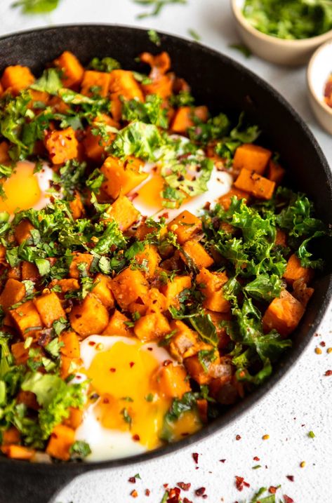 Skillet Sweet Potato Kale Hash - Jar Of Lemons Sweet Potato Kale Hash, Kale Sweet Potato, Chopped Kale, Sweet Potato Skillet, Sweet Potato Kale, Cooking Sweet Potatoes, Make Ahead Breakfast, Vegetarian Paleo, Sweet Potatoes