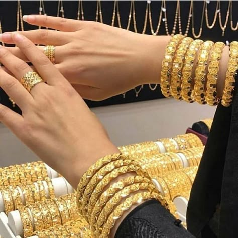 قلادات متدلية, Dubai Gold Jewelry, Unique Gold Jewelry Designs, Arabic Jewelry, Gold Jewellry, Gold Aesthetic, Jewelry Accessories Ideas, Dope Jewelry, Gold Bangles Design