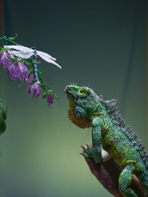 Amazing Bead Animal Sculptures and Tutorial by Zhanna Vasileva - The Beading Gem's Journal Beaded Figures, Bead Sculpture, Beaded Animals Tutorial, Jewelry Animals, Bead Lizard, Beaded Objects, Beaded Critters, 3d Beading, Free Jewellery Making Tutorials