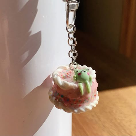 Birthday Gift Card Ideas, Open Shelf Kitchen, Beads Craft Kids, Cake Keychain, Polymer Clay Keychains, Clay Frog, Easy Clay Sculptures, Frog Cake, Daisy Cakes