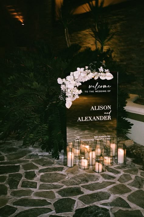 All White Wedding With Black Accents, Black Tie Elegant Wedding, Dark Wedding Vibes, Engagement Party Florals, Bar Wedding Reception Decor, Wedding Esthetics, Black Tie Wedding Ideas, Elegant Wedding Signage, Mirror Wedding Signs