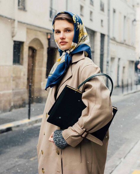 Winter Texture, Giedre Dukauskaite, Silk Scarf Outfit, Tommy Ton, Silk Scarf Style, Street Style Blog, Ways To Wear A Scarf, Scarf Outfit, Vintage Silk Scarf