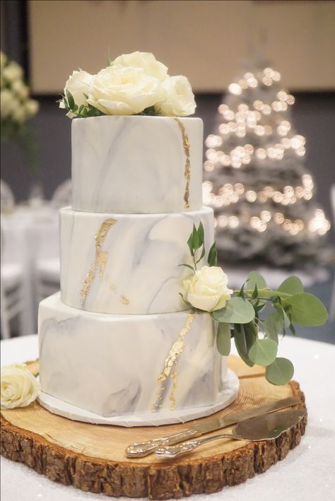 Fondant marble cake wedding cakes marble cakes Wedding Cake Marble, Marble Wedding Cake, Tårta Design, Wedding Cake Centerpieces, Marble Wedding, Marshmallow Pops, Simple Wedding Cake, Marble Cake, Cake Trends