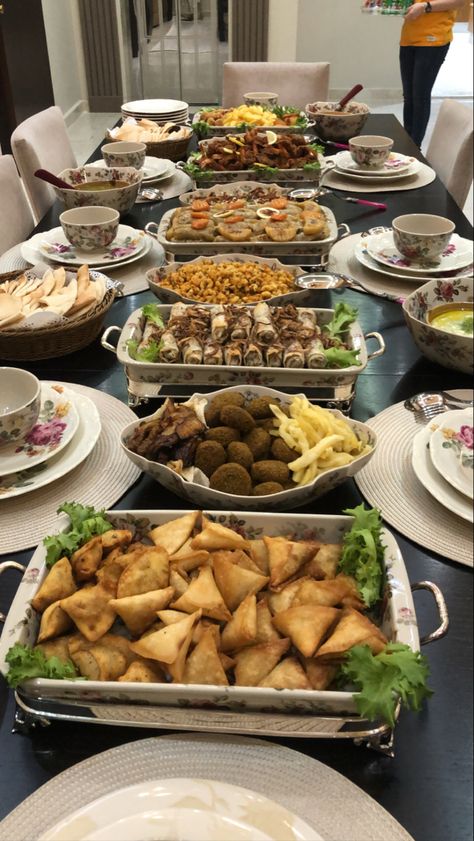 Iftaar Ideas Decor, Iftar Set Up, Arab Dinner Table, Iftar Dinner Ideas, Ramadan Food Iftar Table, Iftar Aesthetic, Buffet Food Presentation, Dinner Decoration Ideas, Ramadan Iftar Party