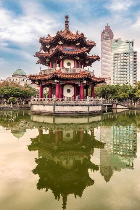 Taiwan Architecture, Taiwan Image, Chinese Pagoda, Taipei Taiwan, Cozy Room Decor, Chinese Architecture, Memorial Park, People Of The World, Cozy Room