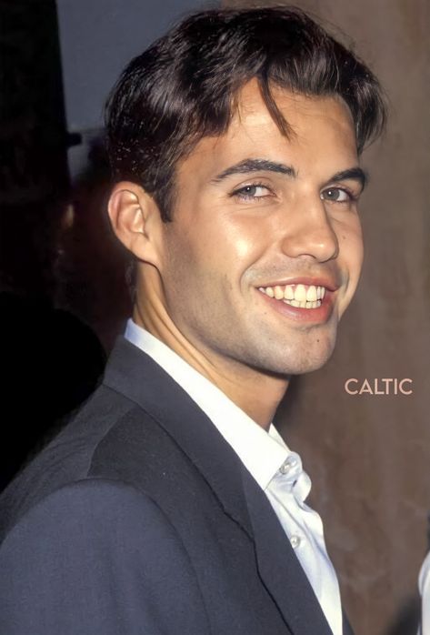 HE IS SO CUTEEE I CAN'T AHHHHHHH😭😭😭😭😭✋🏻 Cal From Titanic, Billy Zane 90s, Cal Titanic, Cal Hockley, Caledon Hockley, 90s Boys, Billy Zane, Real Star, Titanic Movie