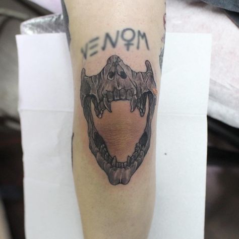 Skull Tattoo On Elbow, Skull On Elbow Tattoo, Skull Elbow Tattoo, Le Tattoo, Men's Piercings, Elbow Tattoo, Elbow Tattoos, Dot Work Tattoo, Minimal Tattoo