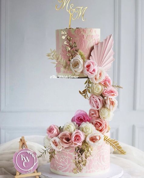 CAKENEST (@cakenest.in) posted on Instagram • May 13, 2022 at 11:35am UTC Floral Cake Design, Cupcakes Design, Flower Cake Design, Wedding Cake Options, Blush Wedding Cakes, Decorating Frosting, Birthday Cake Decorating Ideas, Gravity Cake, Unique Birthday Cakes