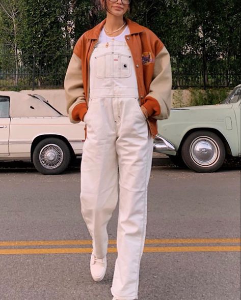 Dungaree Outfit Winter, White Dungarees Outfits, White Dungarees, Dungarees Outfits, Dungaree Outfit, Winter Suits, Outfits Retro, Fall Fits, Retro Outfits