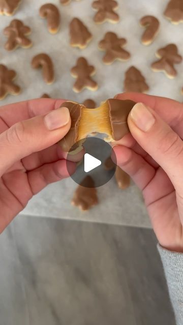 Mini Twix Cookies, Mini Christmas Twix Cookies, Christmas Cookie Trays Ideas, Cream Wafer Cookies, Xmas Baking, Baking Treats, Cookie Sticks, Twix Cookies, Mini Cows