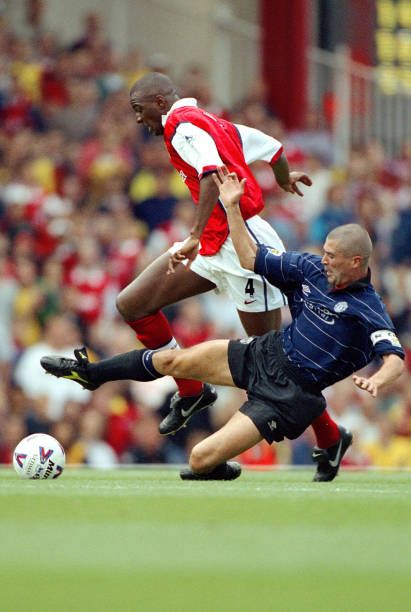 Arsenal 1 Man Utd 2 in Aug 1999 at Highbury. Roy Keane slides in to tackle Patrick Viera #Prem Roy Keane Tackle, Ramos Slide Tackle, Slide Tackle Football, Slide Tackle Soccer, Roy Keane Wallpaper, Patrick Viera, Slide Tackle, Football Aesthetics, Retro Arsenal