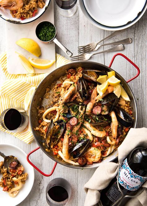 An authentic, EPIC Spanish Paella! Easy to make with step by step photos, load it up with seafood, just use chicken or even make it vegetarian! Spanish Cuisine Photography, Traditional Spanish Paella Recipe, Paella Recipes, Spanish Paella Recipe, Spanish Party, Latin Kitchen, Spanish Paella, Paella Valenciana, Seafood Paella