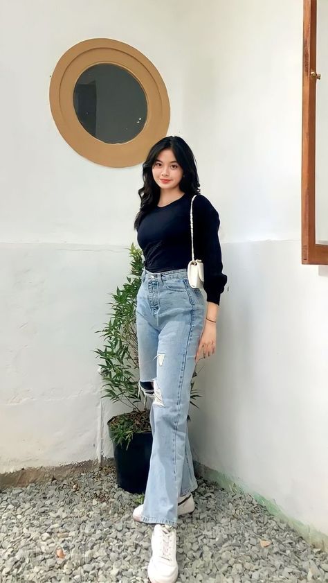 Kulot Jeans Outfit, Hijab Outfit Ideas Simple, Simple Hijab Outfit, Ootd Poses, Casual Chic Outfits, Female Celebrity Fashion, Celana Jeans, Shoes Outfit Fashion, Style Hijab