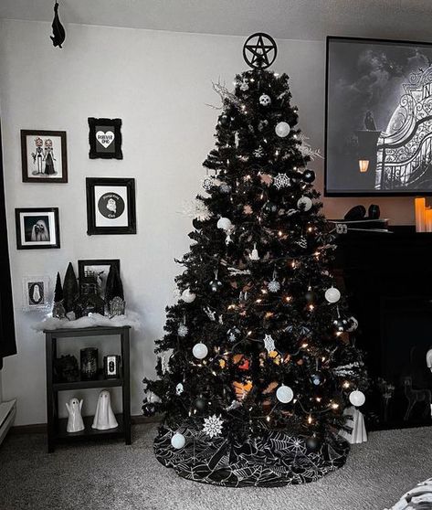 Black Xmas Tree, Gothic Homes, Black Christmas Decorations, Christmas Hand Painted, Spooky Tree, Black And White Christmas, Spooky Trees, Creepy Christmas, Dark Christmas