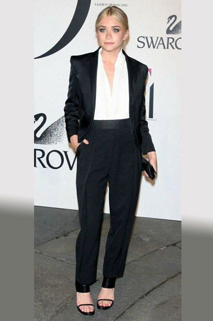 ashley-olsen-tux-formal-look-outfit-loose-pants-how-to-wear-tuxedo-ladies Womens Tuxedo Outfit, Women Tuxedo Outfit, Girl Tux, Female Tux, Black Suit White Shirt, Fall Trends Women, Vintage Tuxedo, Spring Summer Fashion Trends, Tuxedo Women