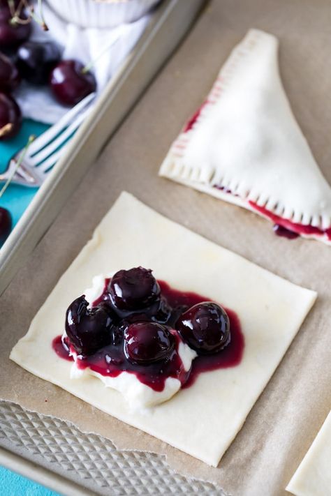 How to make CHERRY CHEESECAKE TURNOVERS! These are so good! #baking #recipe #cherryrecipe #cherrycheesecake Cherry Cheesecake Turnovers, Cherry Pie Turnovers, Cheesecake Turnovers, Cherry Turnovers, Cheese Cake Filling, Homemade Pie Crust, Baking Recipe, Cherry Cheesecake, Cheesecake Filling