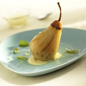 Poached Pears Recipe, Pear Dessert, Baked Pears, Roasted Pear, Recipes With Whipping Cream, Fall Desserts Easy, Spiced Pear, Poached Pears, Honeycrisp Apples