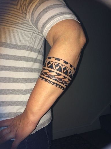 Polynesian Armband Tattoos Small Tattoo Arm, Maori Tattoo Arm, Stammestattoo Designs, Tato Maori, Band Tattoos For Men, Hawaii Tattoos, Maori Tattoos, Tato Henna, Forearm Band Tattoos