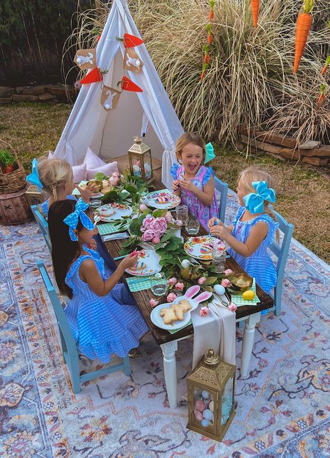 Easter Picnic Ideas For Kids, Easter Picnic Ideas, Kids Easter Table, Easter Picnic, Easter Play, Kids Easter Party, Date With Friends, Outdoor Thanksgiving, Bunny Birthday Party