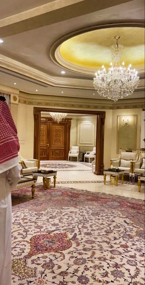 Saudi Aesthetic, Shadow Picture, Old Money House, Dream House Aesthetic, New Palace, Luxury Living Room Decor, Classic House Exterior, House Design Pictures, Architect Design House