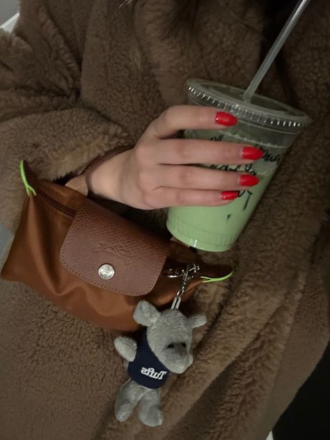 Brown Longchamp Bag Outfit, Longchamp Mini Le Pliage Outfit, Red Nails Fall, Longchamp Aesthetic, Longchamp Bag Outfit, Longchamp Mini Bag, Max Mara Teddy Coat, Longchamp Le Pliage Mini, Longchamp Le Pliage Outfit