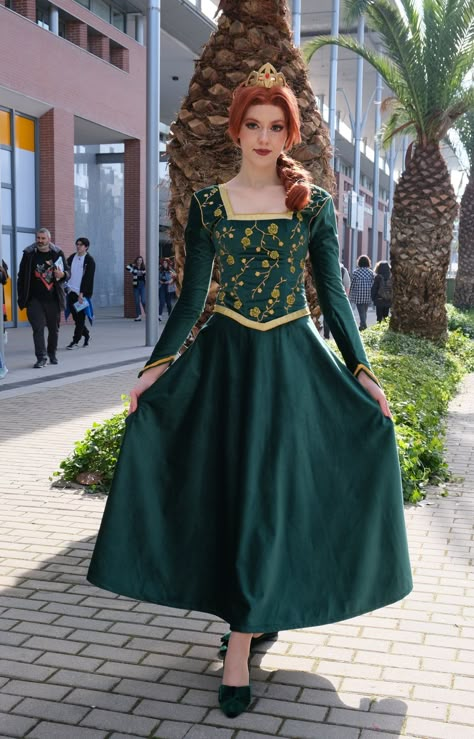 Fiona Inspired Outfit, Princess Fiona Dress, Princess Fiona Cosplay, Human Shrek And Fiona Costume, Fiona Costume Diy, Fiona Shrek Costume, Princess Fiona Costume, Shrek And Fiona Costume, Fiona Cosplay