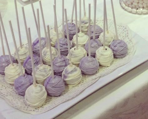 White and lilac cake pops Purple Butterfly Cake Pops, Lilac Sweet 16 Cake, Lilac Cake Pops, Lilac Birthday Theme, Lilac Dessert Table, Lavender Dessert Table, Lilac Birthday Party Ideas, Lavender Theme Birthday Party, Quinceanera Lavender