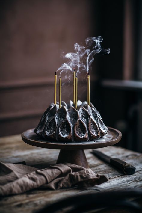 Linda Lomelino made a beautiful bundt cake at the winter workshop in Signe Bay studio. #nordicchristmas #nordiclife #nordicfood #winterstories #foodphotograph #cakephotography #beautifulcakes #everydaymagic #hyggelife #foodphotographer #foodstylist #christmas Linda Lomelino, Diy Edible Gifts, Call Me Cupcake, Blueberry Powder, Moody Food Photography, Diy Edible, Gingerbread House Cookies, Diy Cupcakes, Cake Photography