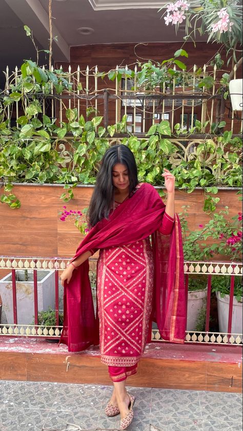 Kurta Set Poses, Chudidhar Photo Poses, Photo Ideas In Kurti, Modern Ethnic Outfits, Ethnic Poses, Floral Dresses With Sleeves, Saree Poses, Casual Indian Fashion, Desi Fashion Casual