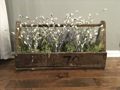 Vintage Wood Tool Box Decor, Toolbox Centerpiece Ideas, Toolbox Decoration Ideas, Old Wooden Toolbox Ideas, Wooden Toolbox Decor, Old Toolbox Decor Ideas, Vintage Tool Box Decor Ideas, Wooden Caddy Decor Ideas, Wood Toolbox Decor Ideas