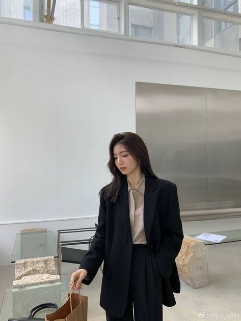 Blazer Outfit Poses Women, Boyish Formal Outfit, Black Blazer Korean Style, Korean Blazer Outfit Women, Korean Blazer Outfit, All Black Business Casual Outfits, Sydney Outfits, Black Outfit Korean, Office Wear Dresses