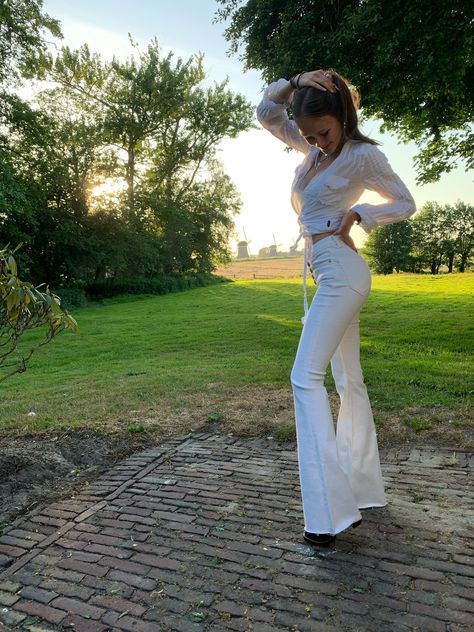 White Bell Bottoms Outfit, White Bell Bottoms, Bottoms Outfit, Bell Bottoms Outfit, White Flared Jeans, Outfits 70s, Jeans With Heels, Jeans Outfits, White Denim Jeans