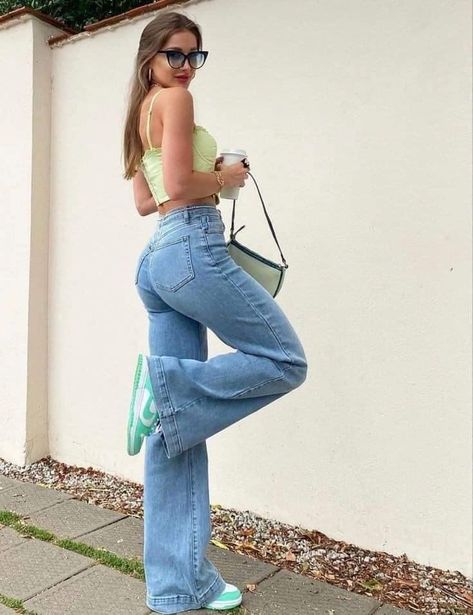 Pose Ideas Jeans, Poses For Pictures Instagram In Jumpsuit, Long Legs Picture Ideas, Pose Ideas In Jeans, Gen Z Pose Ideas, Poses For Pictures Instagram Standing In Jeans, Jeans Outfit Photoshoot, Casual Photoshoot Poses, Hourglass Figure Outfits Casual