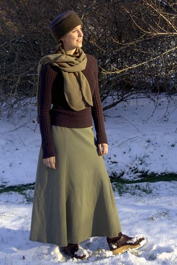 Polar Fleece skirt - I made myself one like this today. Warmth better make up for lack of cuteness Skirts With Leggings Winter, Fleece Skirt Diy, Fleece Skirt Pattern, Snow Skirt Pattern, Fleece Skirts, Christian Modest Outfits, Long Skirt Winter, Long Wool Skirt, Warm Skirts