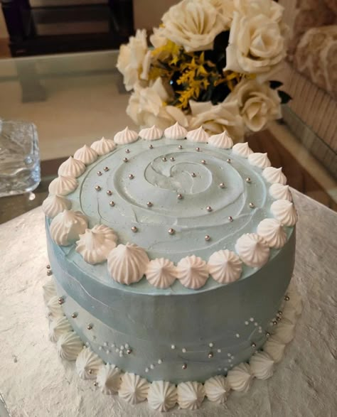 Pale Blue Birthday Cake, Ice Blue Birthday Cake, Circle Cake Designs Simple, Light Blue And Gold Cake Birthday, Light Blue Cake Ideas, Circle Cake Decorating Ideas, Light Blue And Silver Birthday Decorations, Blue Cake Decoration Simple, Silver And Blue Birthday Cake