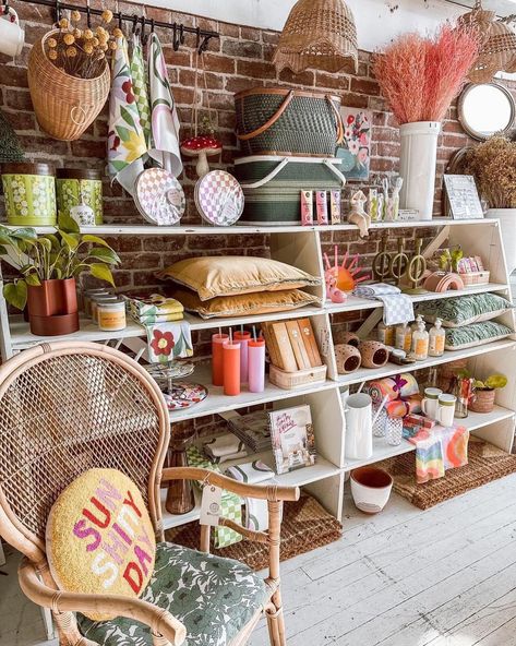 Tiny Shop Interior, Pop Up Shop Inspiration, Cute Shop Ideas, Vintage Boutique Aesthetic, Small Store Interior, Small Business Store Front Ideas, Boho Store Display, Tiny Shop Ideas, Boho Shop Interior