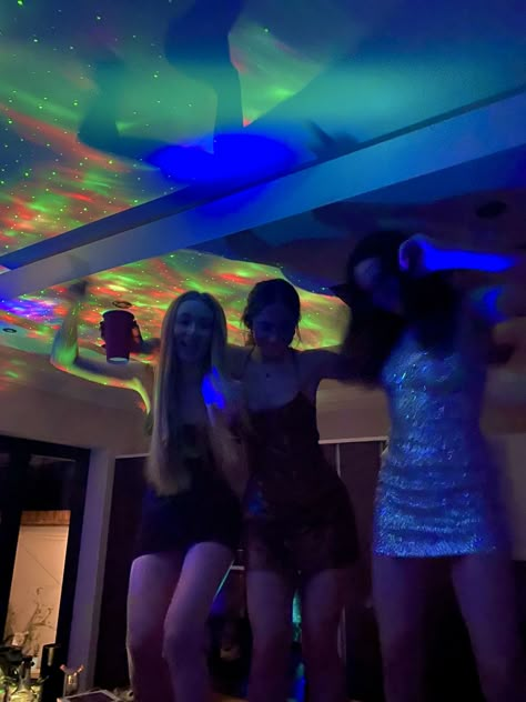 dancing in a house party Party Athestic, 18th House Party, Uk Party Aesthetic, British Party Aesthetic, Uk House Party, House Party Pictures, Party Teen Aesthetic, Party Astethic, House Party Aesthetic Ideas