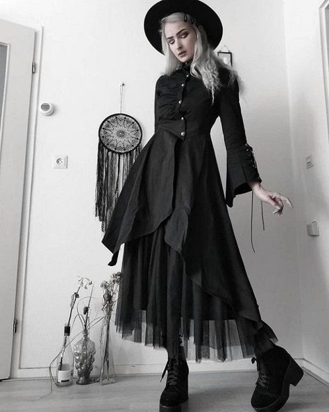 Witch Outfit Modern, Gothic Aesthetic Outfit, Long Jacket For Women, Alice Clothes, Street Hijab, College Au, Goth Things, Outfit Boards, Gothic Jackets