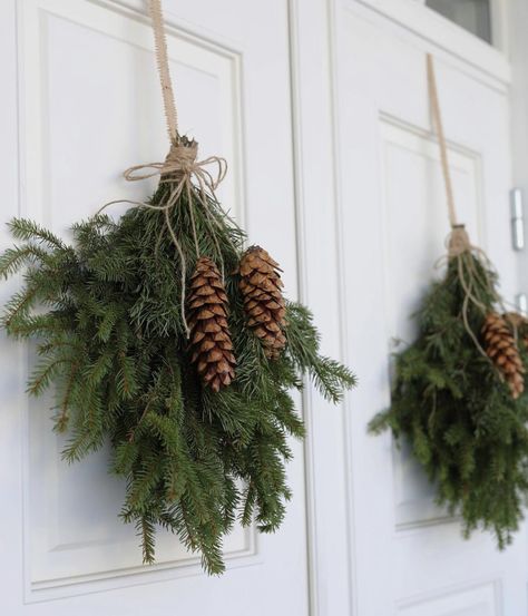 Christmas Door Greenery, Natural Christmas Decor Outdoor, Diy Pine Branch Decor, Christmas Branch Wreath, Decorating With Pine Branches, Balcony Christmas Decorations, Christmas Aesthetic Table, Natural Greenery Christmas Decor, Rustic Christmas Diy Decor