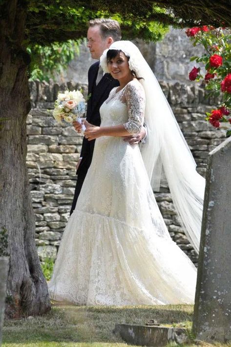 Lily Allen Wedding Dress Full Length Lily Allen Wedding, Chanel Wedding Dress, Celebrity Wedding Gowns, Famous Wedding Dresses, Lily Bridal Bouquet, Wedding Slideshow, Pregnant Bride, Haute Couture Wedding Dress, Celebrity Bride