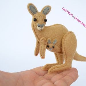 Felt Kangaroo, Felt Ornaments Patterns, Felt Toys Patterns, Felt Animal Patterns, Felted Wool Crafts, Sewing Stuffed Animals, Homemade Toys, Felt Projects, Patch Aplique