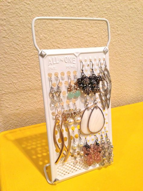 Diy Earring Holder, Diy Earring, Cheese Grater, Earring Holder, Diy Earrings, Diy Projects, Cheese